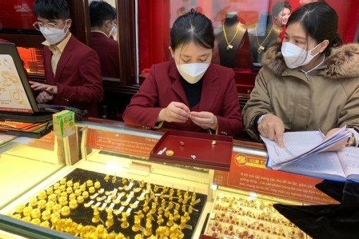 Giá vàng hôm nay 2-3: Dồn dập đòn trừng phạt, vàng tăng mạnh