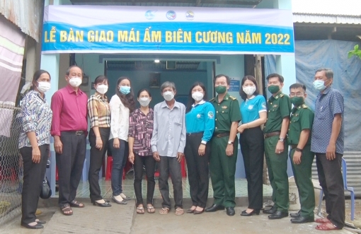 Trao nhà “Mái ấm biên cương” cho phụ nữ An Giang