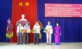 Thoại Sơn: Trao thưởng truy tặng danh hiệu Bà mẹ Việt Nam Anh hùng và huân chương lao động, bằng khen của Thủ tướng Chính phủ  cho các tập thể, cá nhân