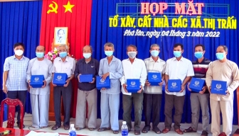 UBMTTQVN huyện Phú Tân họp mặt các tổ cất nhà từ thiện