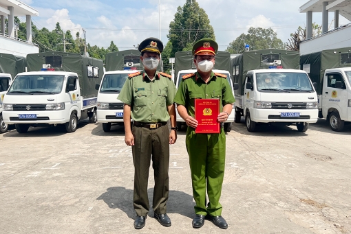 Công an An Giang bàn giao ôtô chuyên dùng cho công an 15 xã biên giới