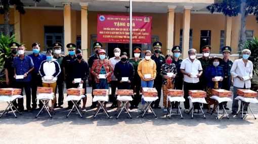 Bộ đội Biên phòng Kiên Giang và An Giang tặng quà cho người  nghèo biên giới An Phú