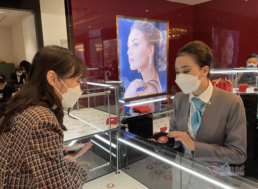 Giá vàng hôm nay 5-3: Chiến sự và trừng phạt đẩy vàng lên 68 triệu/lượng