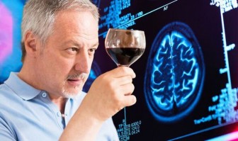 Uống một cốc rượu, bia mỗi ngày có thể khiến não bộ thu nhỏ lại?
