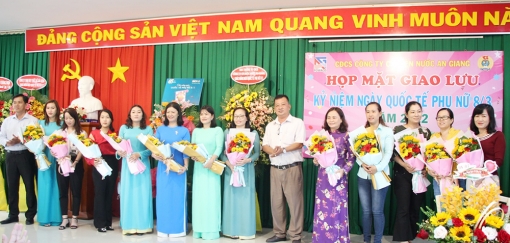 Công ty Cổ phần Điện nước An Giang họp mặt ngày Quốc tế Phụ nữ 8-3
