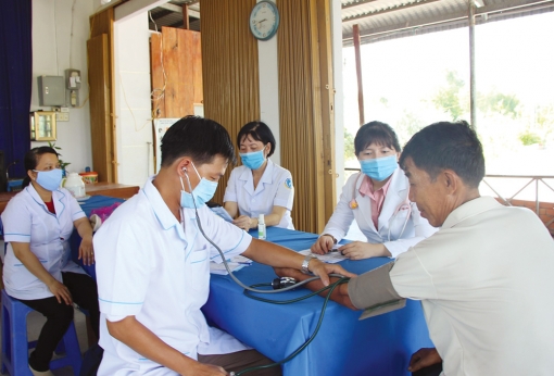 Thầy thuốc trẻ hết lòng vì sức khỏe nhân dân