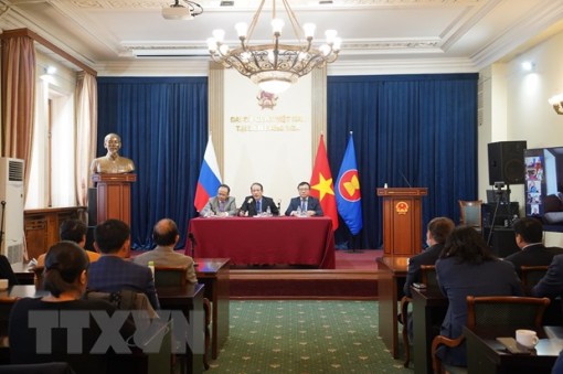 Tháo gỡ khó khăn cho cộng đồng người Việt tại Nga trong tình hình mới