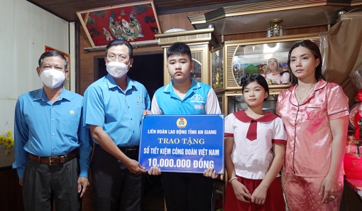 Liên đoàn Lao động tỉnh An Giang trao 7 "Sổ tiết kiệm Công đoàn Việt Nam” cho con đoàn viên tử vong do COVID-19