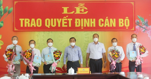 UBND tỉnh An Giang trao quyết định bổ nhiệm, điều động 5 cán bộ