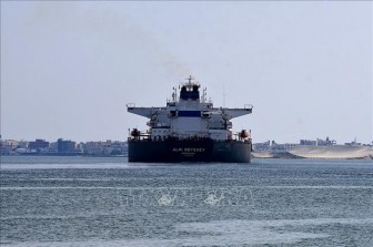 Tàu thuyền vẫn đi lại bình thường qua kênh đào Suez