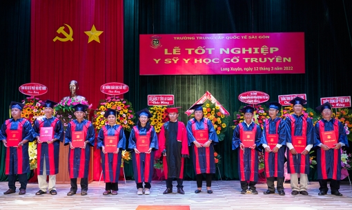 Trường Trung cấp Quốc tế Sài Gòn phân hiệu An Giang trao bằng tốt nghiệp trung cấp y sĩ y học cổ truyền cho 132 học viên