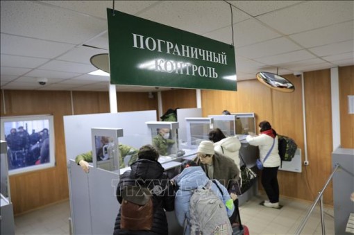 Đón 14 công dân Việt Nam đầu tiên sơ tán từ vùng chiến sự Kherson của Ukraine về Nga