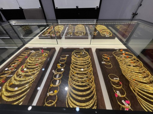 Giá vàng xuống dưới 69 triệu đồng/lượng, nhưng độ vênh vẫn lớn