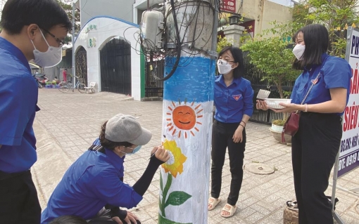 “Trụ điện xanh” giữa lòng thành phố