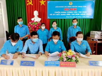 Liên đoàn Lao động huyện Thoại Sơn triển khai công tác thi đua và ký kết giao ước thi đua năm 2022