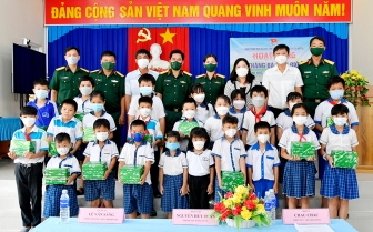 Trao quà cho học sinh nghèo huyện An Phú