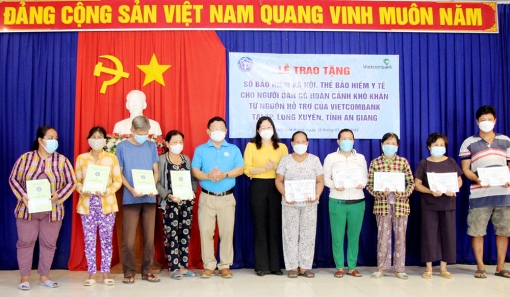 Bảo hiểm xã hội An Giang tặng 55 sổ bảo hiểm xã hội, 140 thẻ bảo hiểm y tế cho người dân xã Mỹ Hòa Hưng