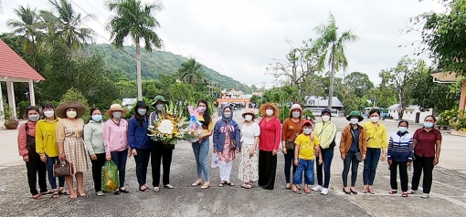 Phụ nữ Tri Tôn về nguồn thăm chị Sứ