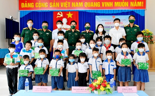 Trao quà cho học sinh nghèo huyện An Phú
