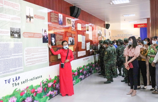 Trưng bày chuyên đề “Bác Tôn – Câu chuyện giáo dục gia đình qua những lá thư”