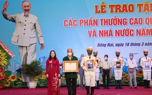 Phó Chủ tịch nước Võ Thị Ánh Xuân trao tặng phần thưởng cao quý cho các tập thể, cá nhân ở Đồng Nai