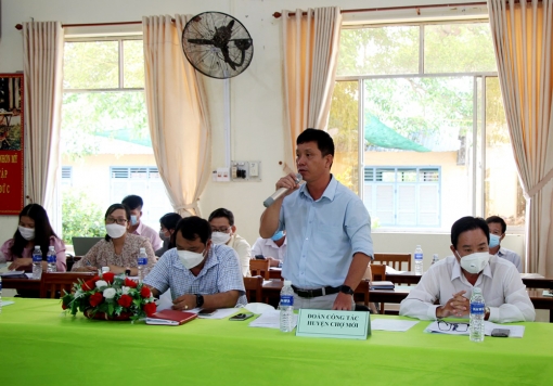 Bí thư Huyện ủy, Chủ tịch HĐND huyện Chợ Mới Nguyễn Hồng Đức kiểm tra tiến độ xây dựng nông thôn mới ở xã Nhơn Mỹ