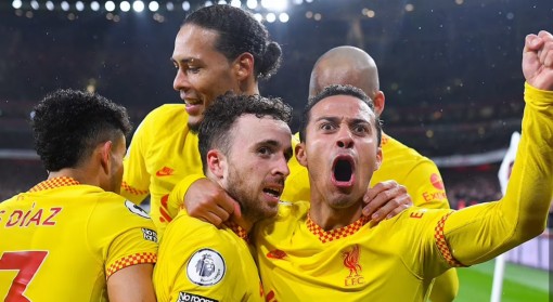 Đánh bại Arsenal, Liverpool chỉ còn cách Man City đúng 1 điểm