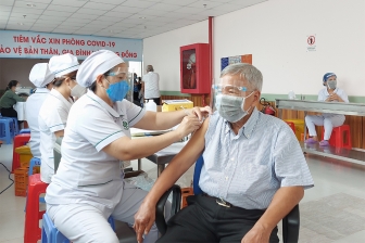 Chủ tịch UBND tỉnh An Giang chỉ đạo đến hết quý I/2022 hoàn thành tiêm vaccine phòng COVID-19 mũi 3 cho người từ 18 tuổi trở lên