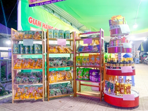 Trưng bày sản phẩm OCOP và sản phẩm tiềm năng của huyện Châu Phú nhân dịp Lễ hội Văn hóa truyền thống huyện