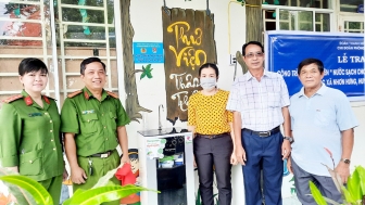 Chi đoàn Phòng Kỹ thuật hình sự Công an An Giang trao máy lọc nước cho học sinh vùng biên giới Nhơn Hưng