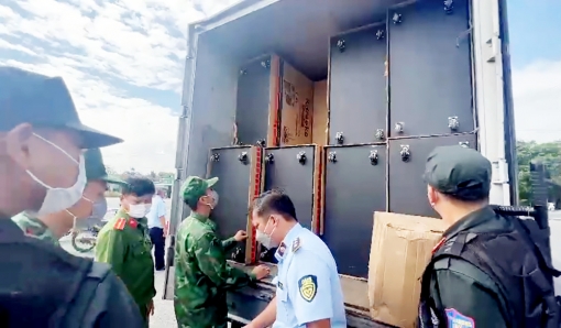 An Giang: Phát hiện nhiều xe tải vận chuyển hàng hóa không rõ nguồn gốc