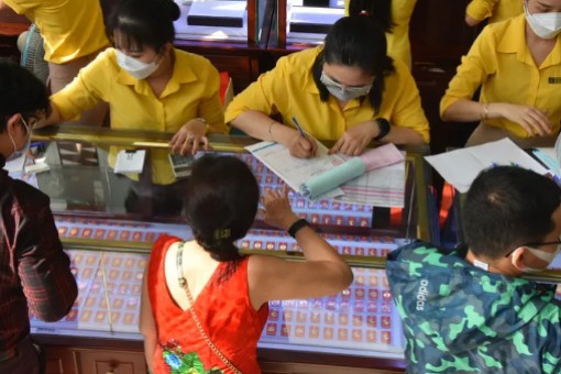 Giá vàng hôm nay 23-3: Giảm sốc do dòng tiền dồn vào kênh đầu tư khác