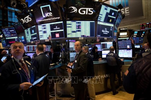 Giá dầu mỏ và giá vàng tiếp tục biến động trái chiều