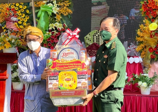 Thăm, tặng quà nhân lễ đón mừng Tháng Ramadan