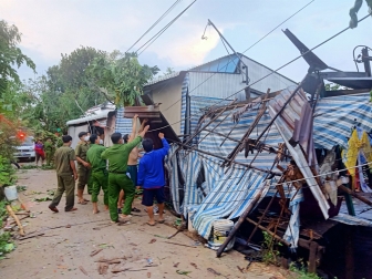 Giông lốc ảnh hưởng hơn 90 căn nhà ở huyện An Phú