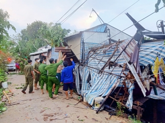 Động viên, hỗ trợ 119 trường hợp thiệt hại do giông lốc ở An Phú