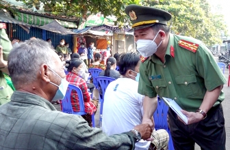 Giám đốc Công an An Giang Đinh Văn Nơi thăm và trao tiền hỗ trợ 52 tiểu thương bị hỏa hoạn ở huyện Châu Phú
