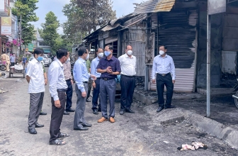 Lãnh đạo tỉnh An Giang thăm, động viên và trao hỗ trợ cho các tiểu thương bị thiệt hại trong vụ cháy tại Trung tâm Thương mại Cái Dầu