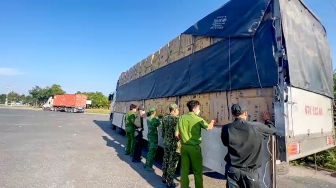 Lực lượng liên ngành chống buôn lậu tỉnh An Giang bắt xe tải chở hơn 720 thùng khẩu trang y tế không rõ nguồn gốc