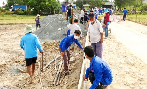 Bà con Khmer huyện Tri Tôn chung sức làm đường giao thông