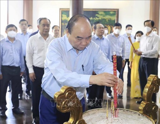 Chủ tịch nước dâng hương tưởng niệm cụ Phó bảng Nguyễn Sinh Sắc