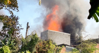 Cháy, nổ nhà kho chứa hàng tạp hóa ở phường Mỹ Long