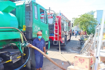 Công ty Cổ phần Môi trường đô thị An Giang chi viện nước cứu hỏa tại khóm Phó Quế