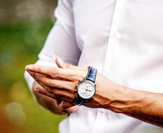 Đàn ông đeo đồng hồ tay nào, trái hay phải? Gợi ý 5 cách đeo