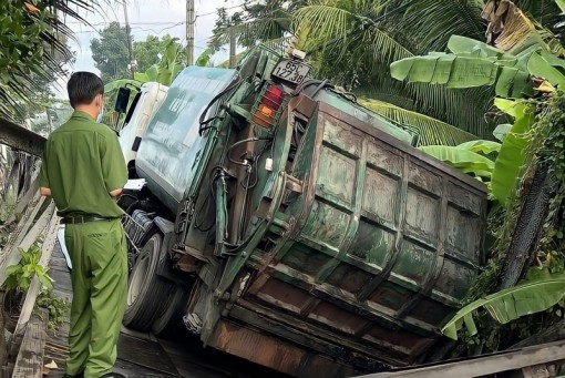Cần Thơ: Cầu thủy lợi sập do xe rác tải trọng lớn hơn đi qua
