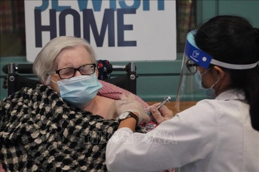 Mỹ cấp phép tiêm mũi thứ 4 bằng vaccine của Pfizer/BioNTech và Moderna
