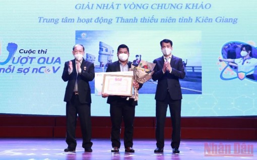Nhóm thí sinh Kiên Giang về nhất cuộc thi “Vượt qua nỗi sợ nCoV”
