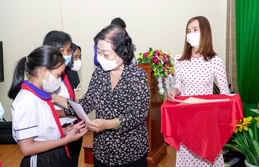 Trao học bổng Vừ A Dính cho học sinh dân tộc thiểu số Chăm tại huyện An Phú