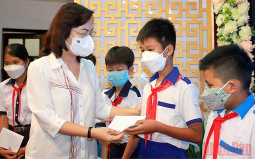 Trao Quỹ học bổng Vừ A Dính và Câu lạc bộ “Vì Hoàng Sa - Trường Sa” cho học sinh nghèo Bạc Liêu