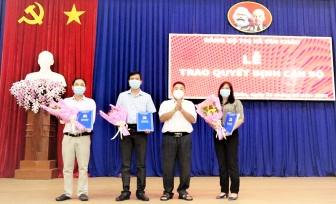 Ban Thường vụ Thị ủy Tân Châu trao quyết dịnh về công tác cán bộ